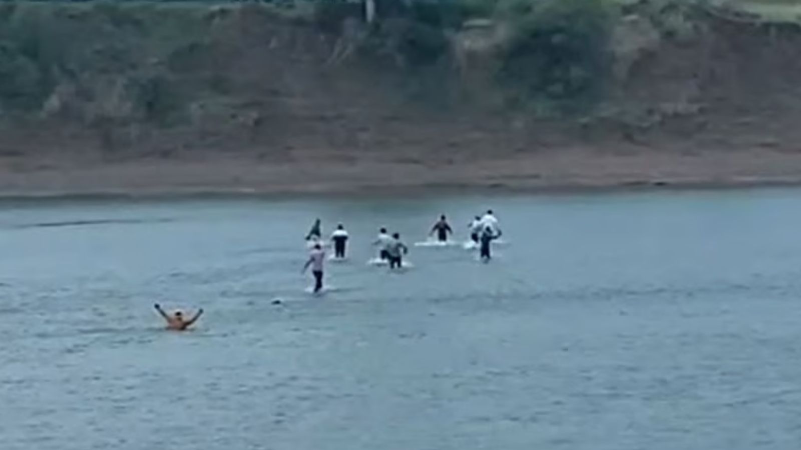 Police raid on gambling den on the banks of Narmada river in Narmadapuram
