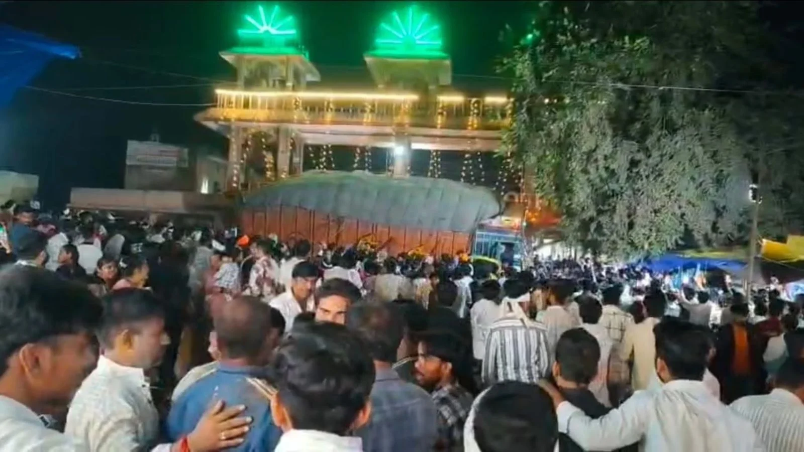 Truck wreaks havoc near Sheetla Mata Temple in Gwalior